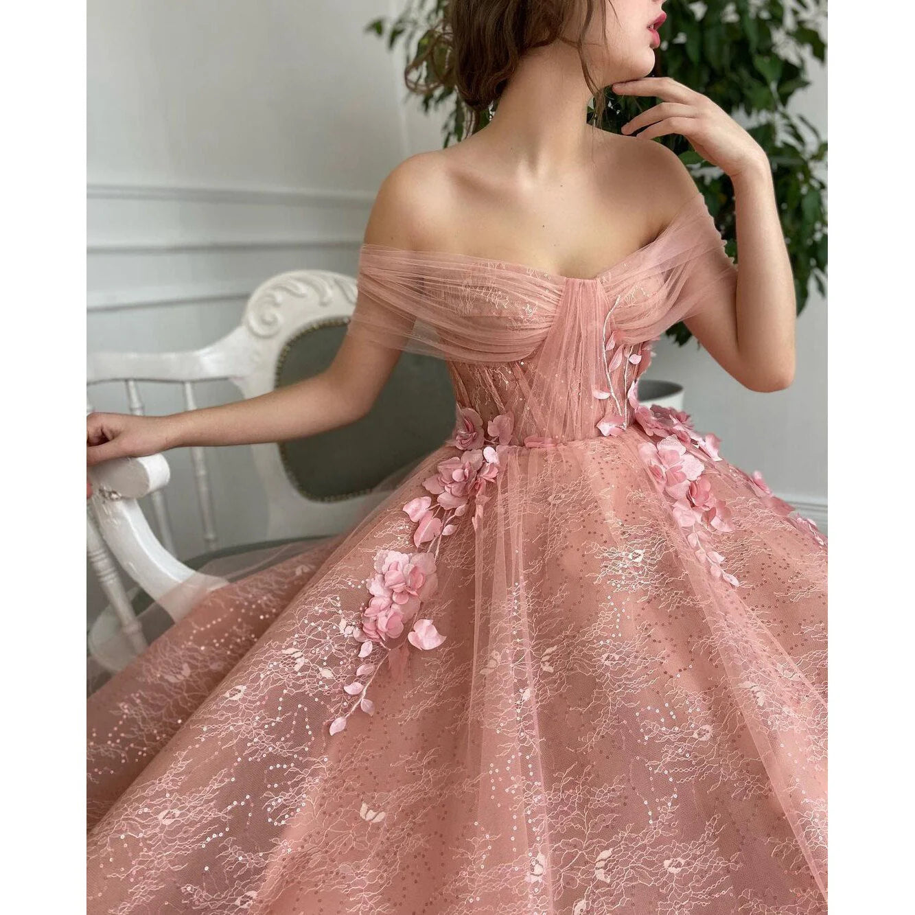 Vestido de noche de fiesta sin mangas con escote en forma de corazón, tul rosa y hombros descubiertos con flores 3D