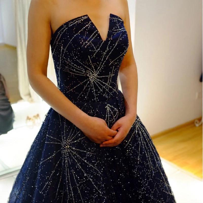 Elegante vestido de fiesta largo azul marino brillante sin tirantes de corte A