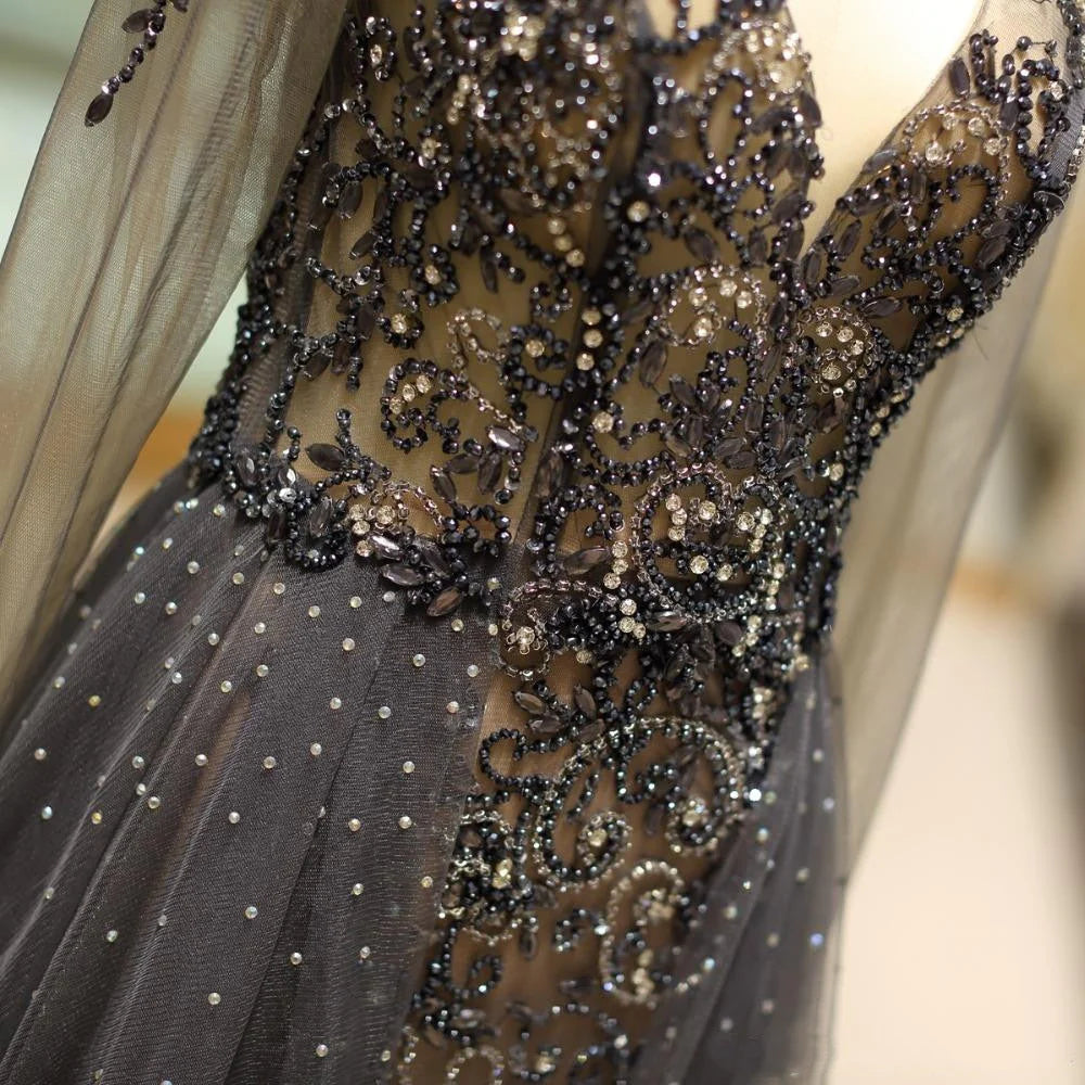 Vestidos de fiesta de tul gris con escote en V y mangas largas con cuentas