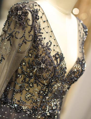 Vestidos de fiesta de tul gris con escote en V y mangas largas con cuentas