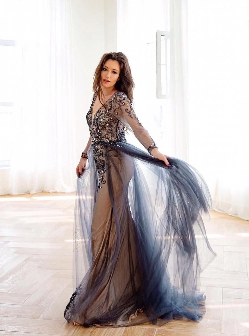 Vestidos de fiesta de tul gris con escote en V y mangas largas con cuentas