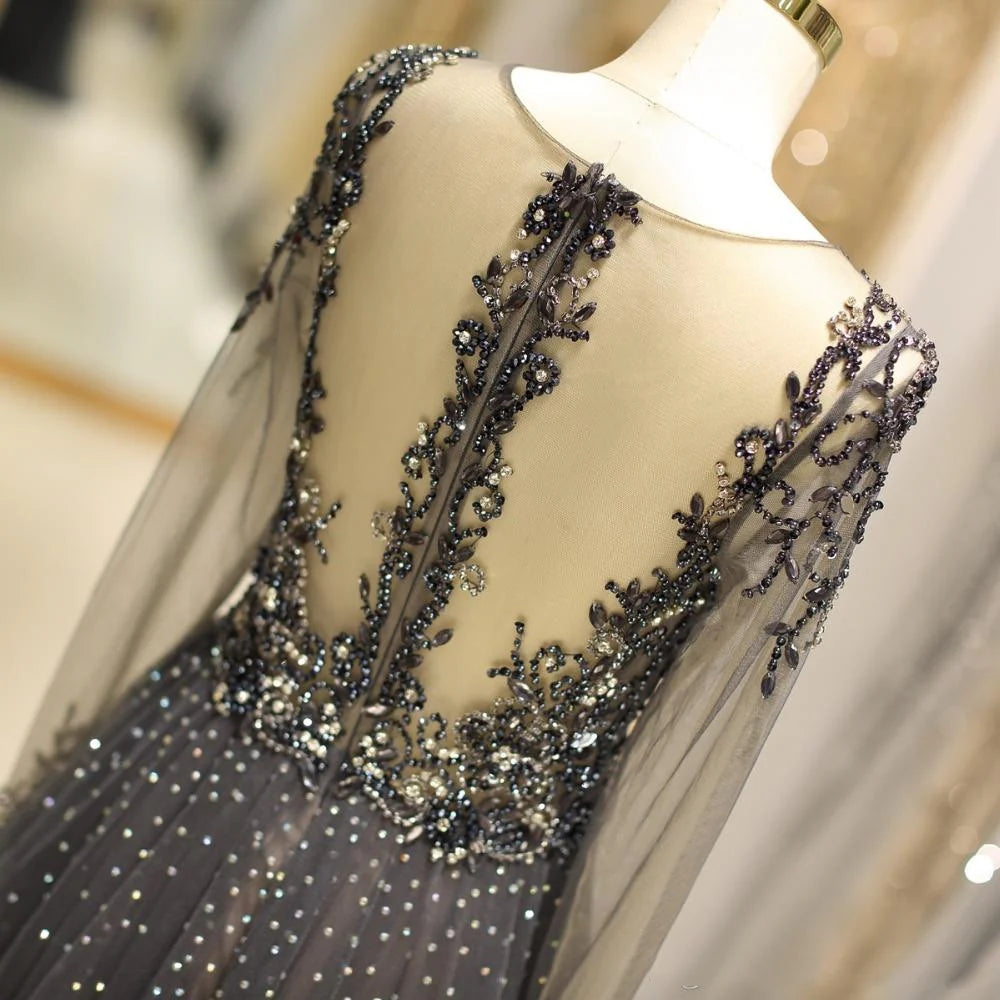 Vestidos de fiesta de tul gris con escote en V y mangas largas con cuentas