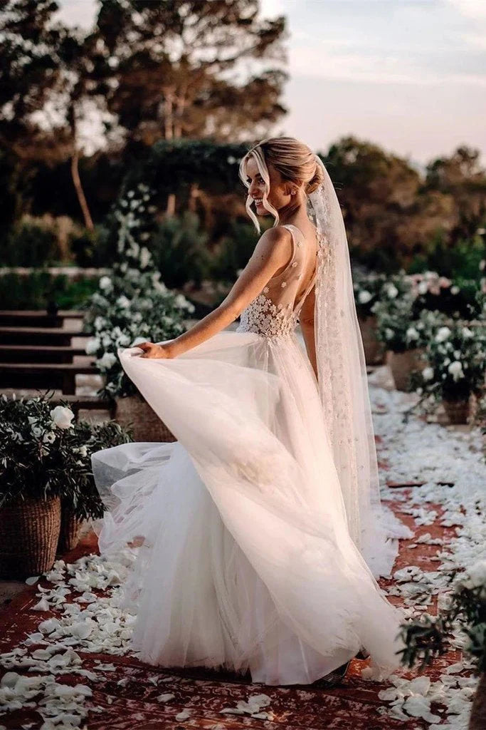 Eleganckie suknie ślubne z tiulu z dekoltem w serek i kwiatami