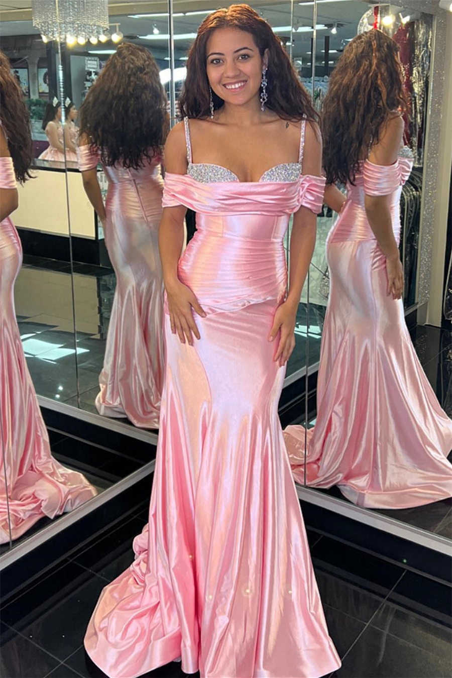 Elegante vestido de fiesta largo estilo sirena con tirantes finos fruncidos y cuentas