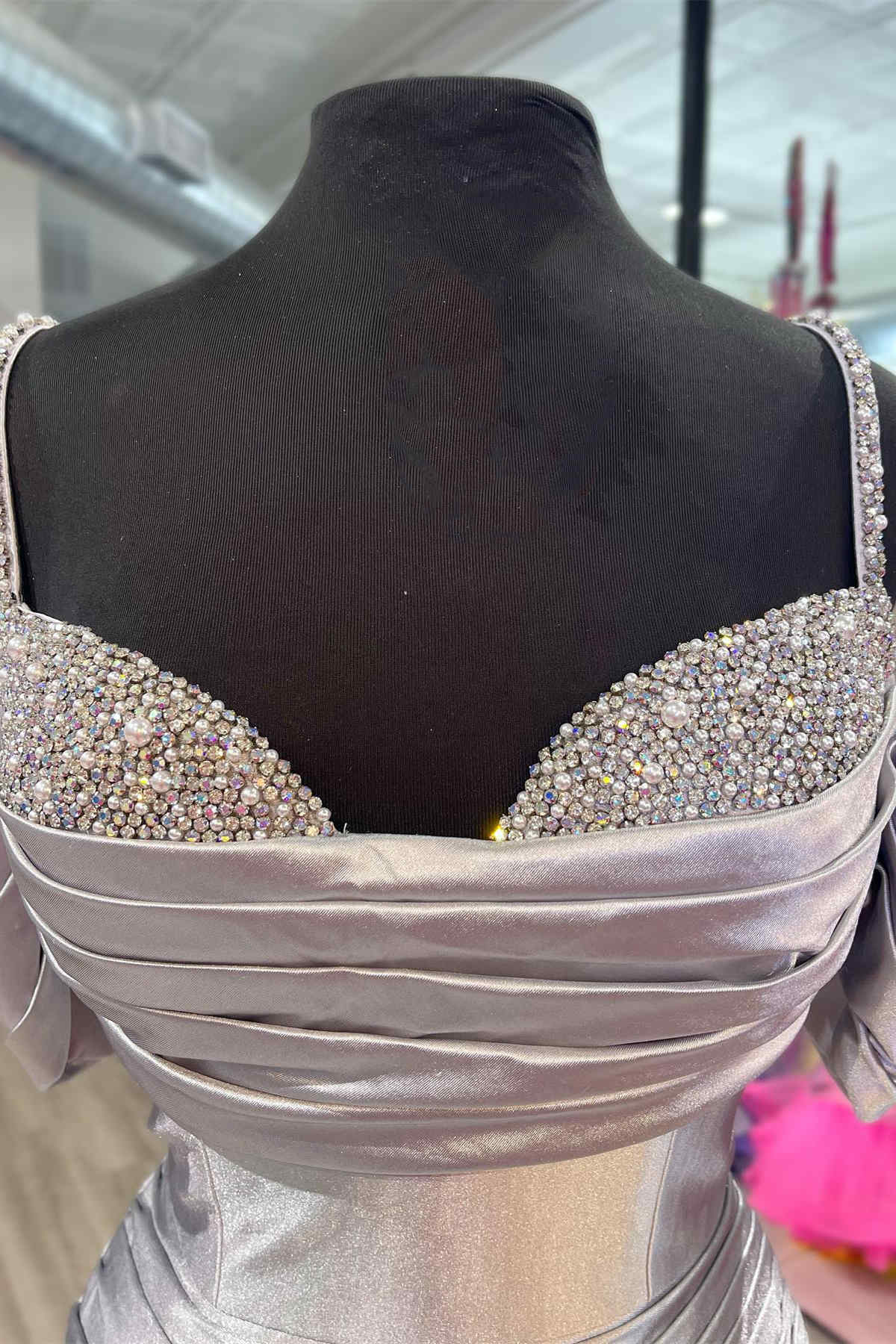 Elegante vestido de fiesta largo estilo sirena con tirantes finos fruncidos y cuentas