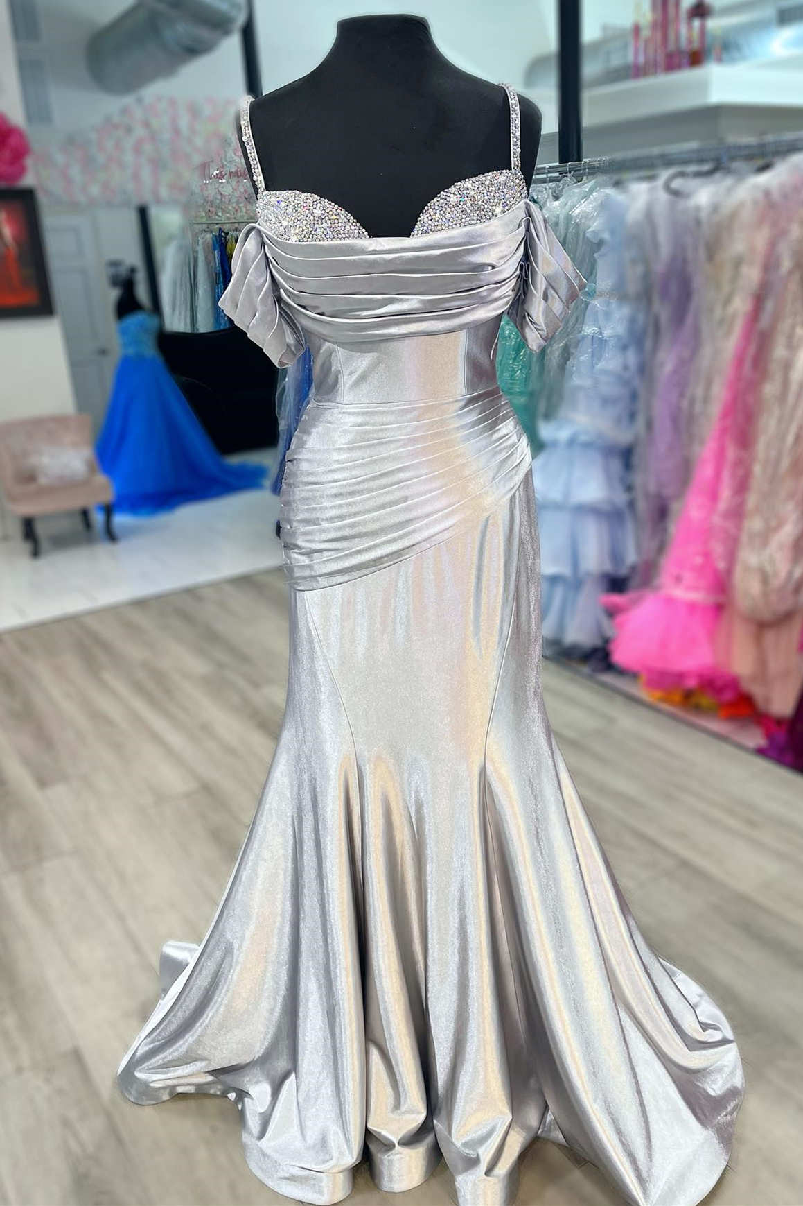 Elegante vestido de fiesta largo estilo sirena con tirantes finos fruncidos y cuentas