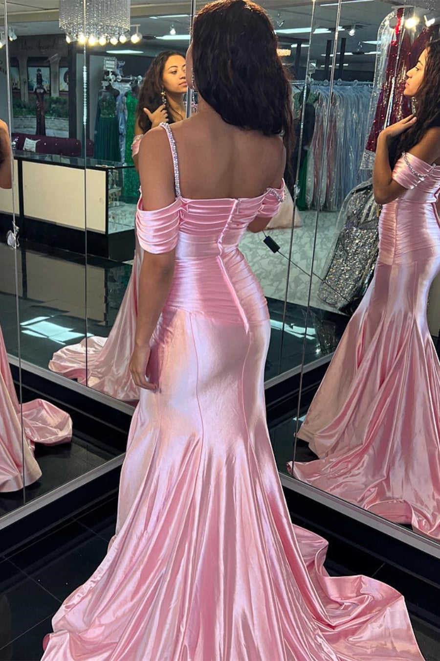 Elegante vestido de fiesta largo estilo sirena con tirantes finos fruncidos y cuentas