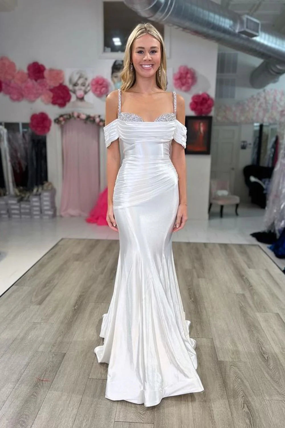 Elegante vestido de fiesta largo estilo sirena con tirantes finos fruncidos y cuentas