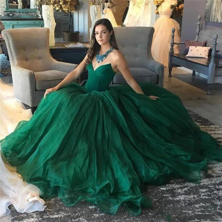 Elegante vestido de fiesta verde con escote corazón, sin tirantes y sin mangas para quinceañera