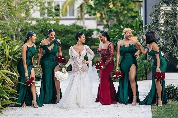 Elegantes vestidos de dama de honor de satén verde con abertura lateral y corte sirena mixto