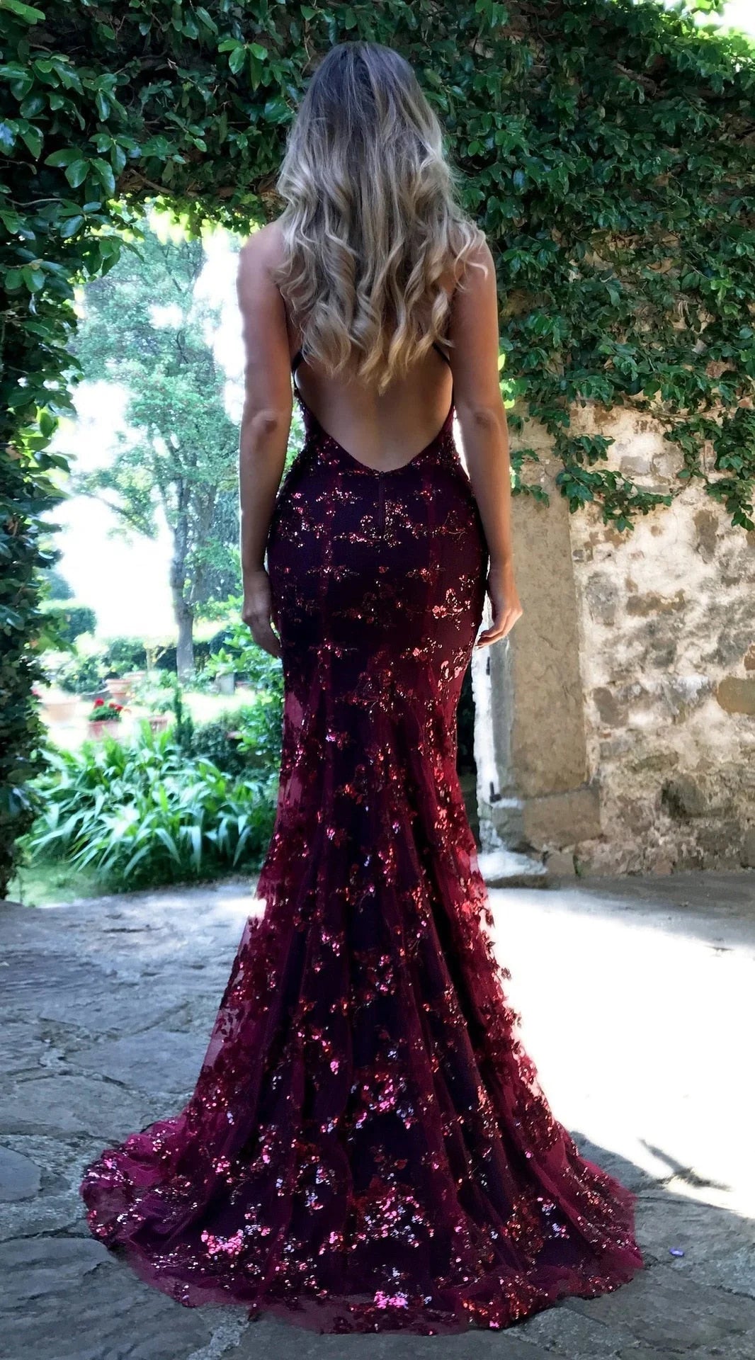 Vestidos de fiesta de moda con tirantes finos, lentejuelas burdeos, sirena, espalda descubierta, escote en V profundo