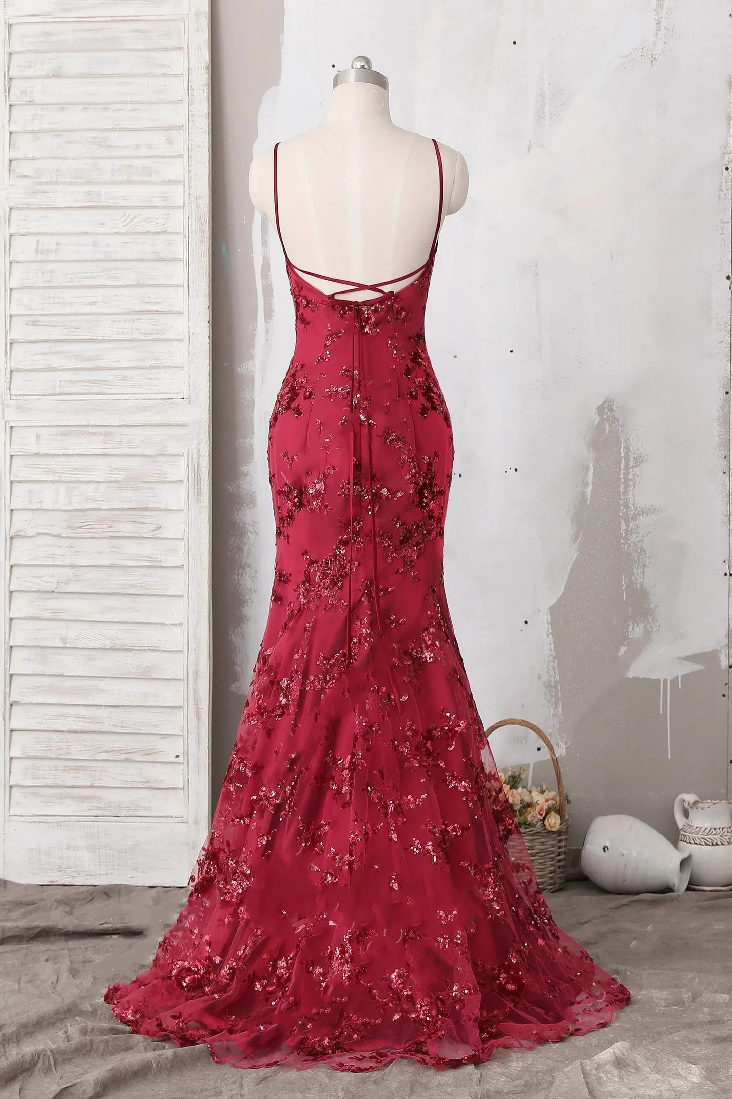 Vestidos de fiesta de moda con tirantes finos, lentejuelas burdeos, sirena, espalda descubierta, escote en V profundo