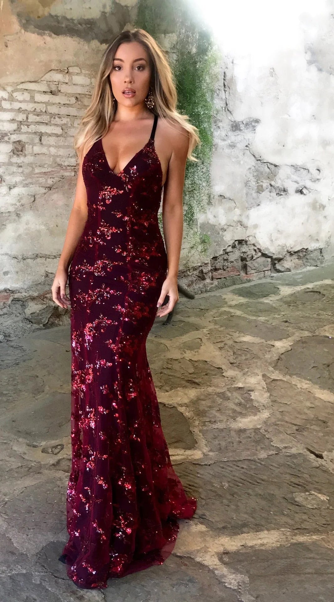 Vestidos de fiesta de moda con tirantes finos, lentejuelas burdeos, sirena, espalda descubierta, escote en V profundo