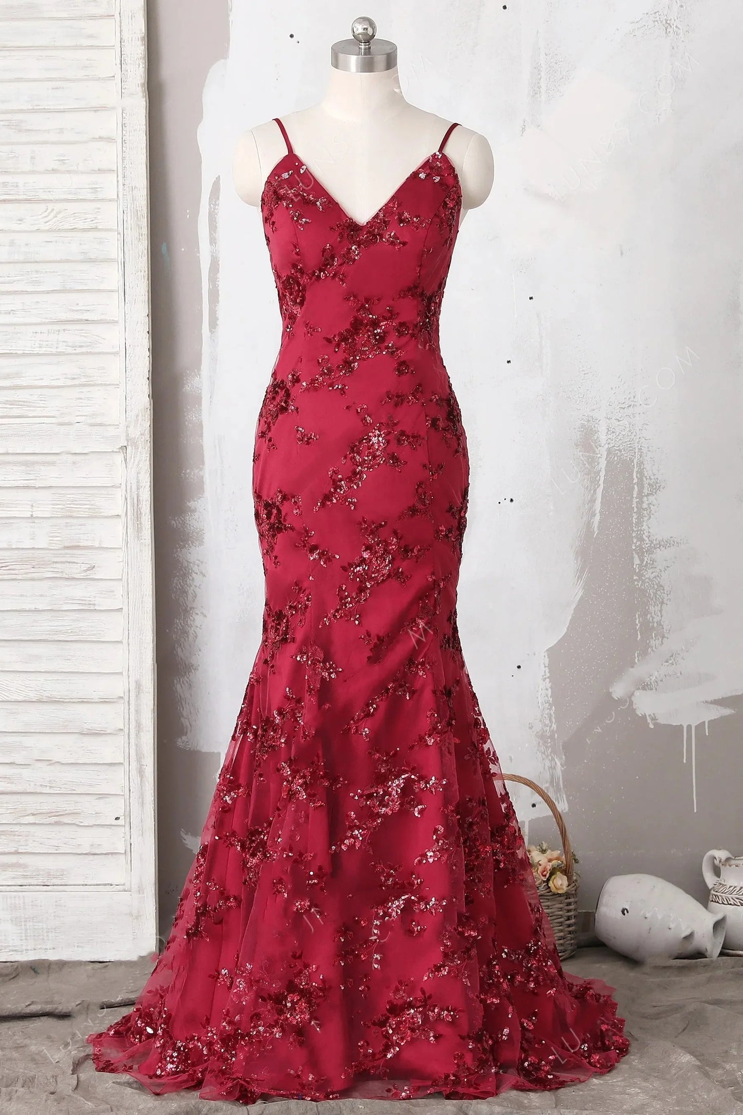 Vestidos de fiesta de moda con tirantes finos, lentejuelas burdeos, sirena, espalda descubierta, escote en V profundo