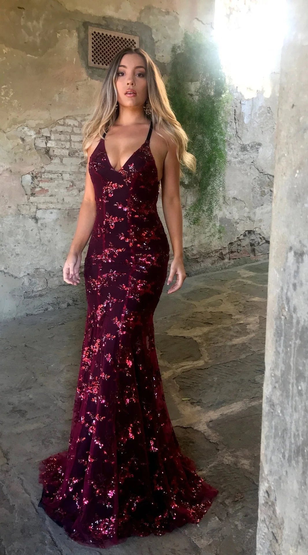 Vestidos de fiesta de moda con tirantes finos, lentejuelas burdeos, sirena, espalda descubierta, escote en V profundo