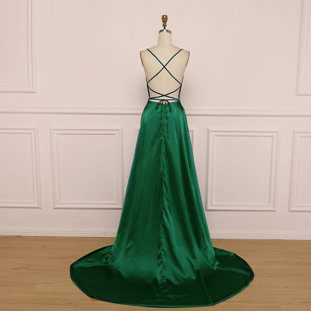 Vestidos de fiesta largos de satén verde con escote redondo y abertura alta, sin mangas y cruzados.