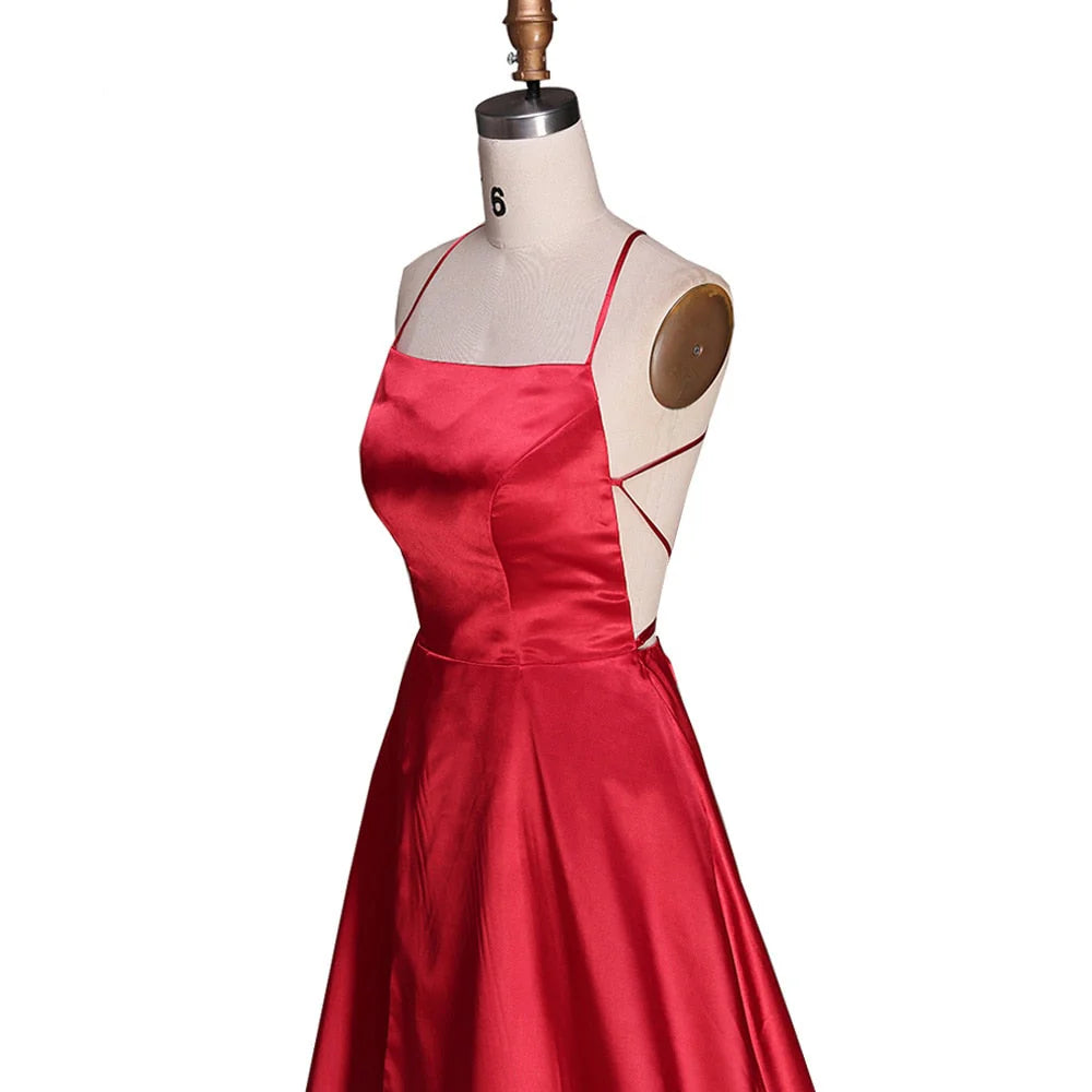 Vestidos de fiesta largos de satén verde con escote redondo y abertura alta, sin mangas y cruzados.
