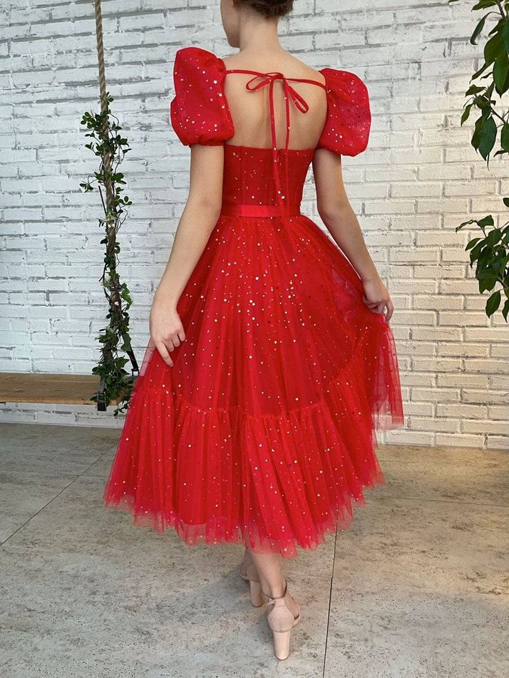 Vestido de tul con lentejuelas y mangas cortas cuadradas en forma de A