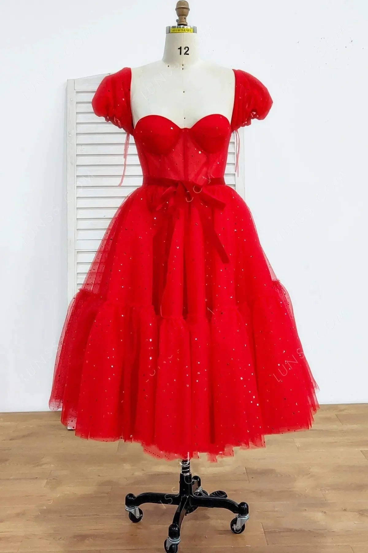 Vestido de tul con lentejuelas y mangas cortas cuadradas en forma de A