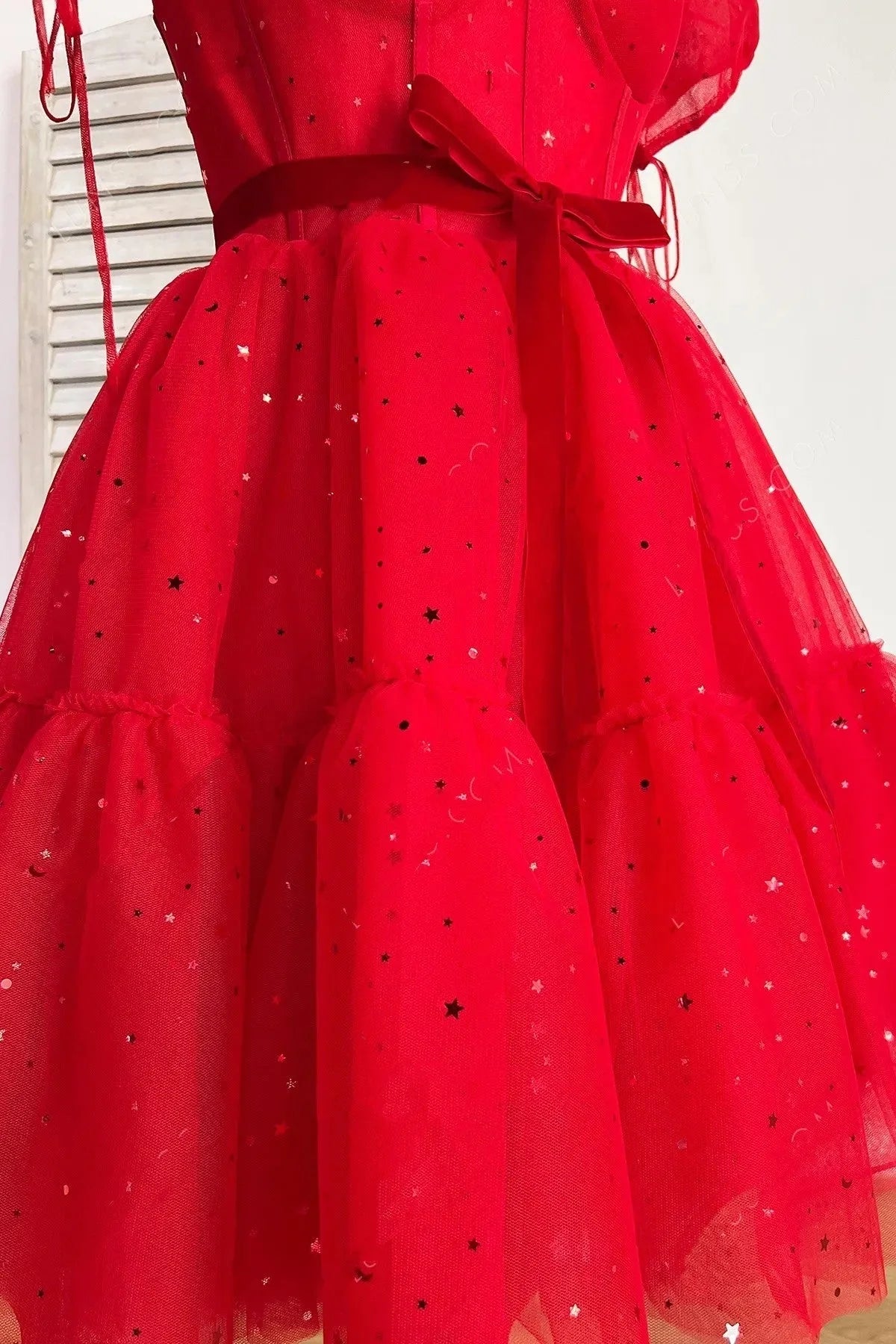 Vestido de tul con lentejuelas y mangas cortas cuadradas en forma de A