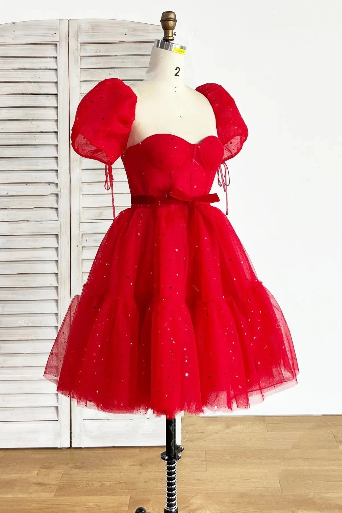 Vestido de tul con lentejuelas y mangas cortas cuadradas en forma de A