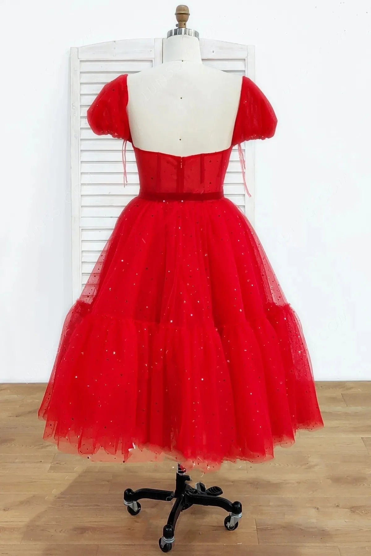 Vestido de tul con lentejuelas y mangas cortas cuadradas en forma de A