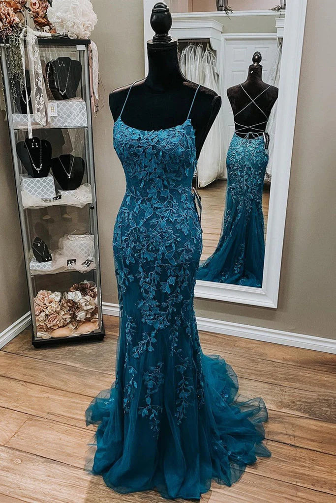 Vestido de noche de encaje estilo sirena con tirantes finos y espalda descubierta con apliques