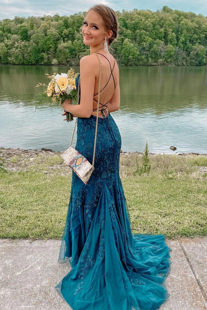 Vestido de noche de encaje estilo sirena con tirantes finos y espalda descubierta con apliques