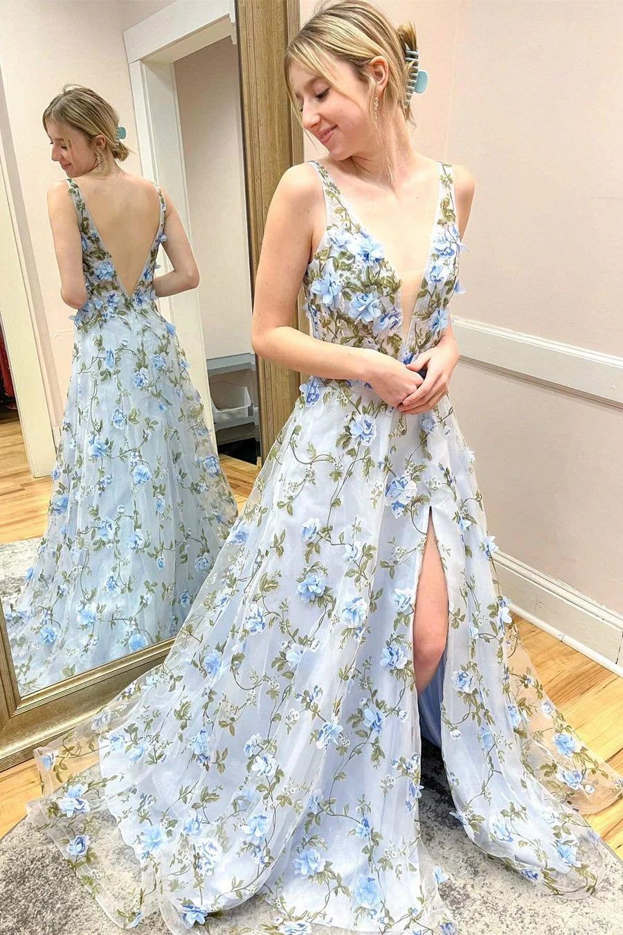Luxury Light Blue Evening Dresses Deep V Neck with Tulle Silhouette and 3D Floral Appliqués