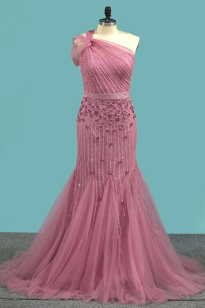 Vestido de fiesta de sirena con un solo hombro, tul, cuentas y fajín, cola larga
