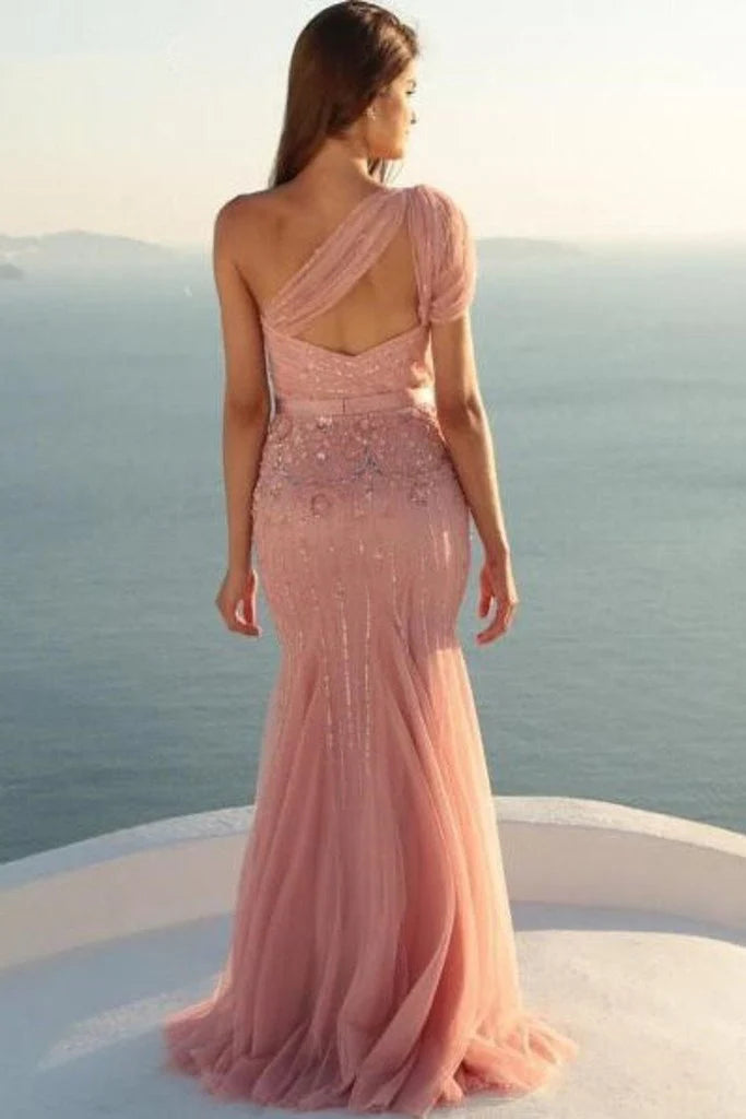 Vestido de fiesta de sirena con un solo hombro, tul, cuentas y fajín, cola larga