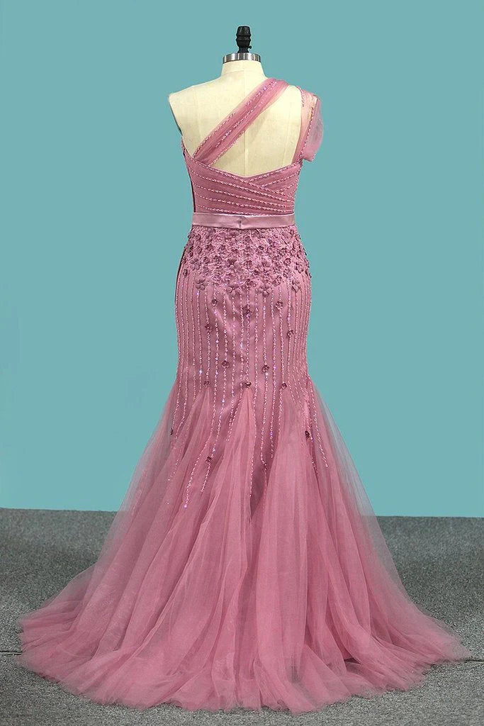 Vestido de fiesta de sirena con un solo hombro, tul, cuentas y fajín, cola larga