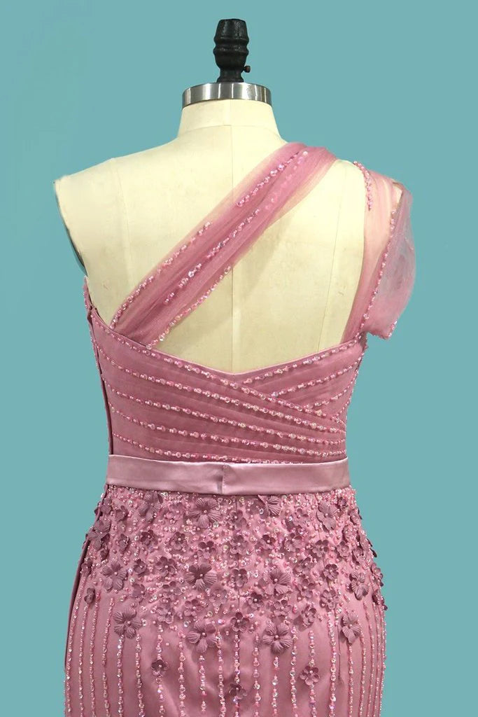 Vestido de fiesta de sirena con un solo hombro, tul, cuentas y fajín, cola larga