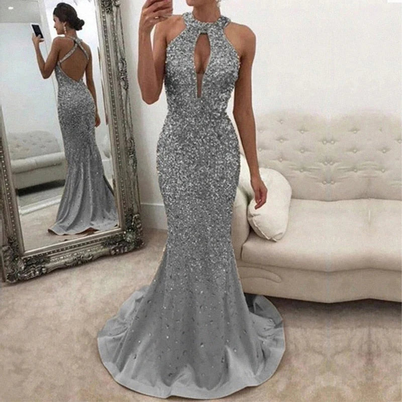 Vestidos de fiesta de satén con cola larga, escote halter, lentejuelas y espalda abierta en dorado.