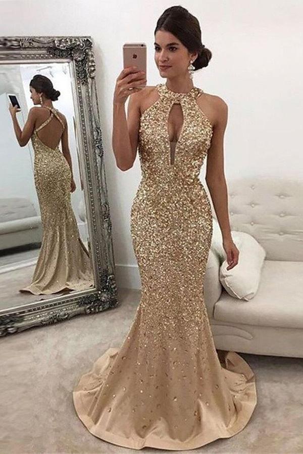 Vestidos de fiesta de satén con cola larga, escote halter, lentejuelas y espalda abierta en dorado.