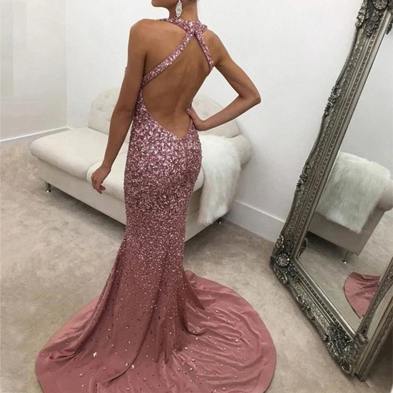 Vestidos de fiesta de satén con cola larga, escote halter, lentejuelas y espalda abierta en dorado.