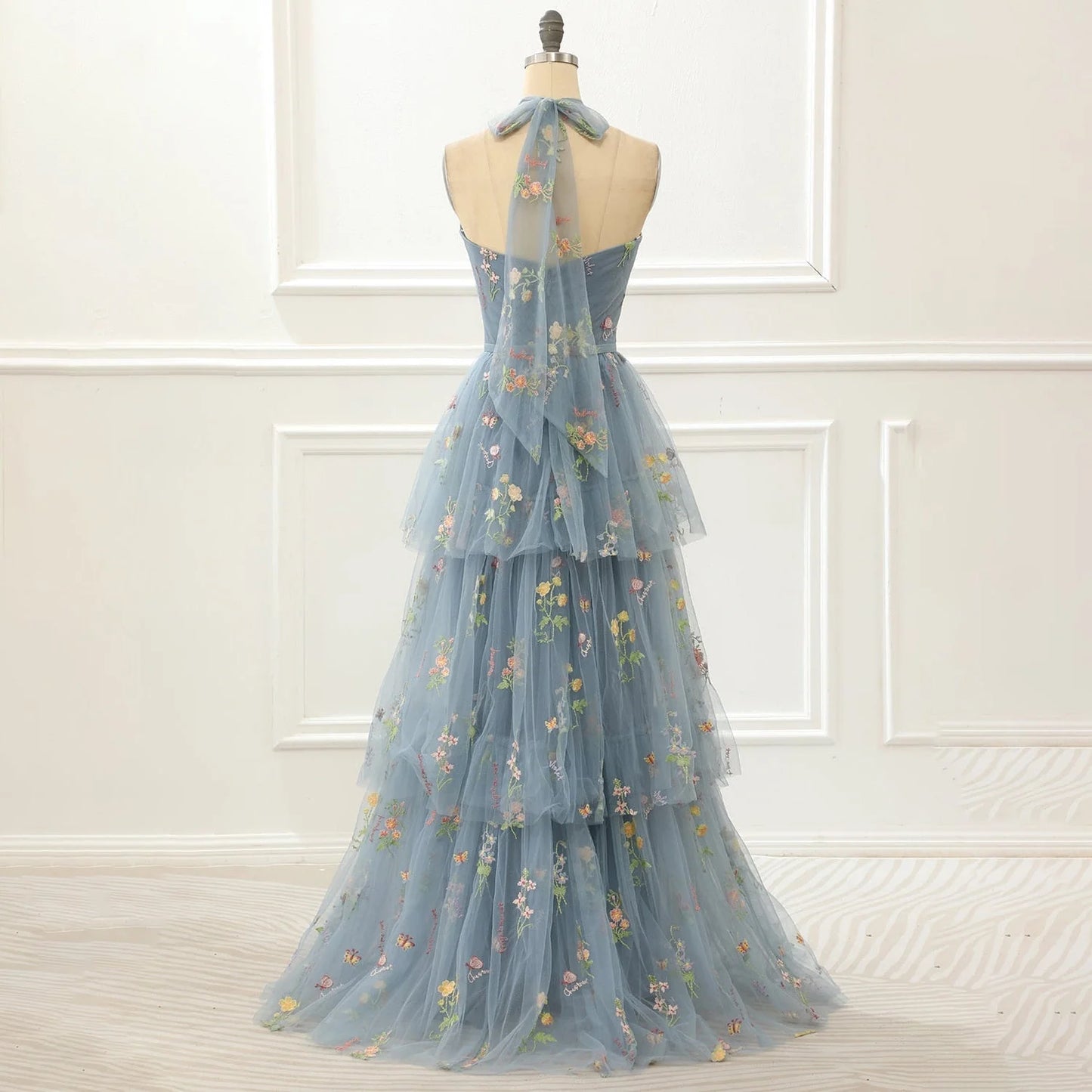 Vestidos de noche con cuello halter de tul y apliques en forma de A hasta el suelo