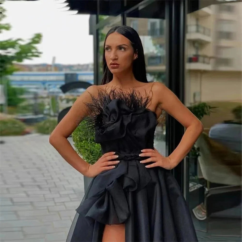 Vestidos de fiesta de satén con plumas y abertura sin tirantes de primera calidad