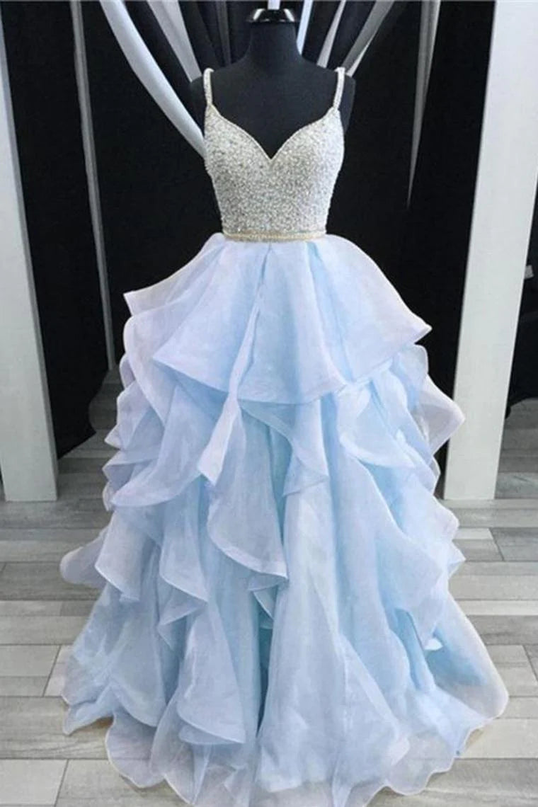 Vestido de fiesta de quinceañera con tirantes finos y cuentas color champán, estilo princesa.