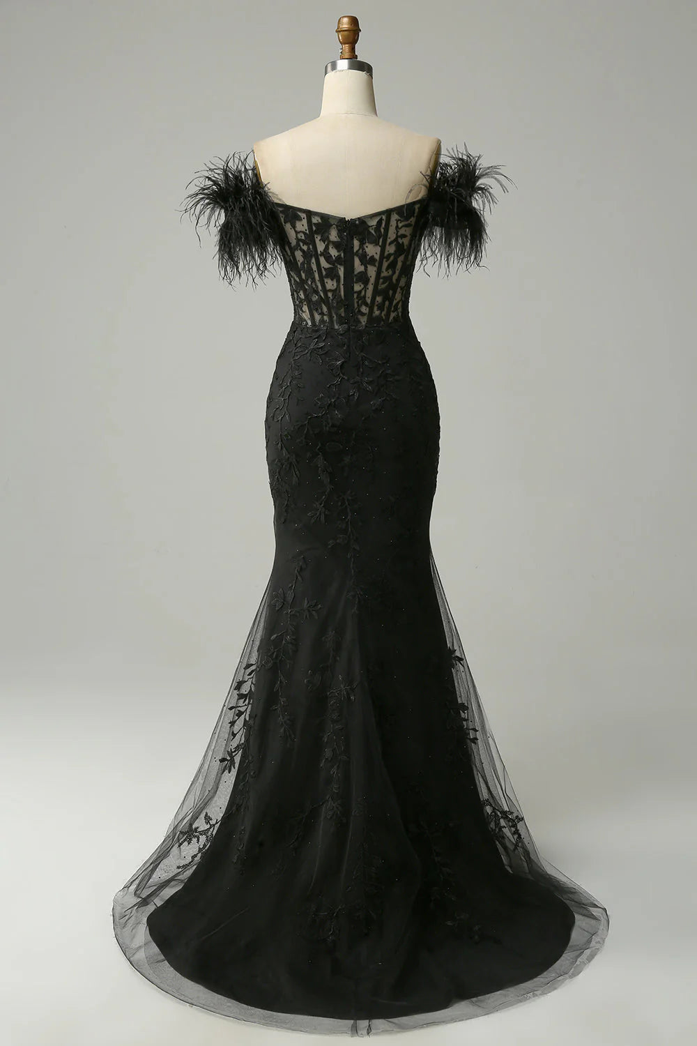 Vestidos de noche largos con apliques de encaje y plumas de sirena con hombros descubiertos
