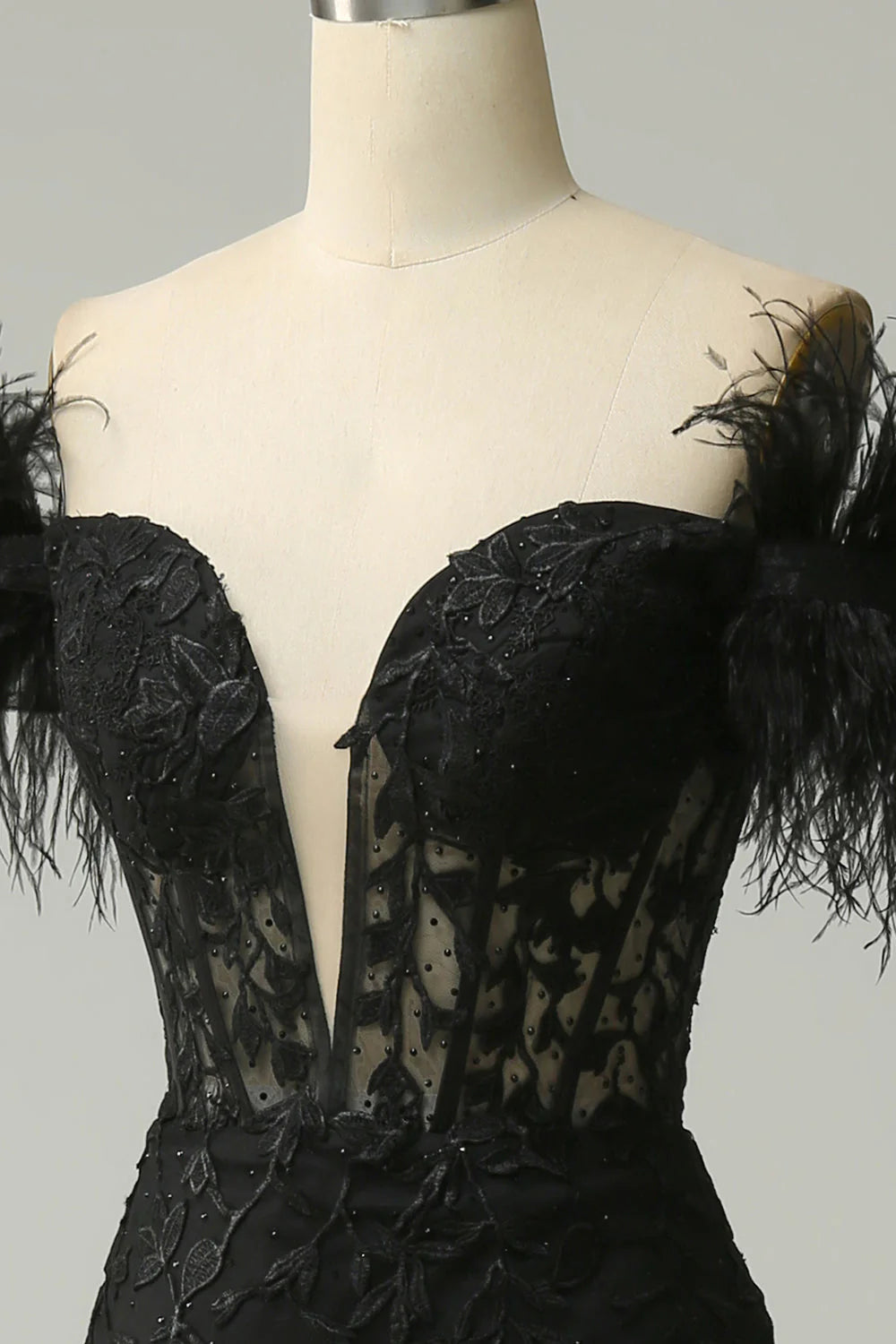 Vestidos de noche largos con apliques de encaje y plumas de sirena con hombros descubiertos