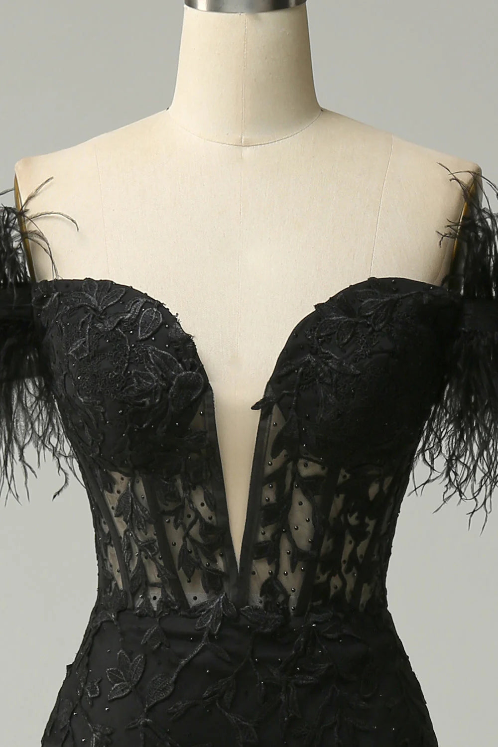 Vestidos de noche largos con apliques de encaje y plumas de sirena con hombros descubiertos