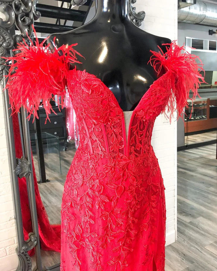 Vestidos de noche largos con apliques de encaje y plumas de sirena con hombros descubiertos