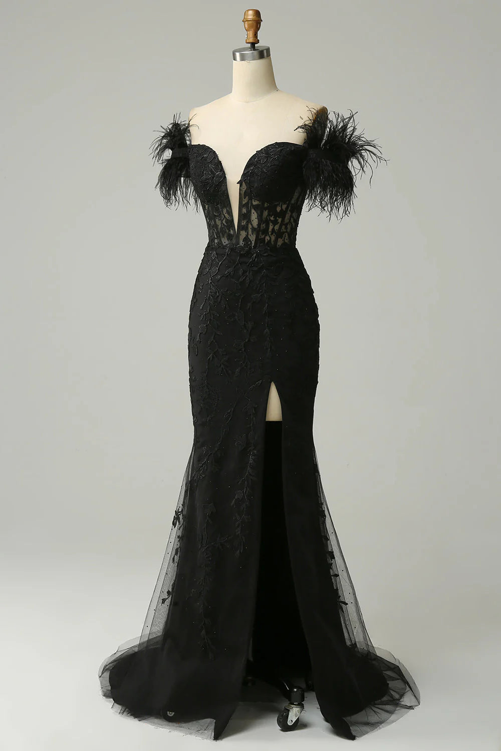 Vestidos de noche largos con apliques de encaje y plumas de sirena con hombros descubiertos