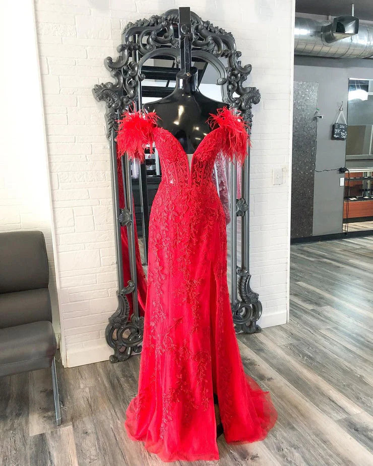 Vestidos de noche largos con apliques de encaje y plumas de sirena con hombros descubiertos