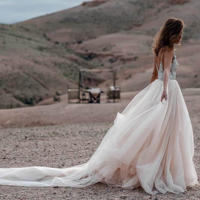 Vestidos de novia de playa largos sin mangas de tul sexy con escote en V y cuentas rosas