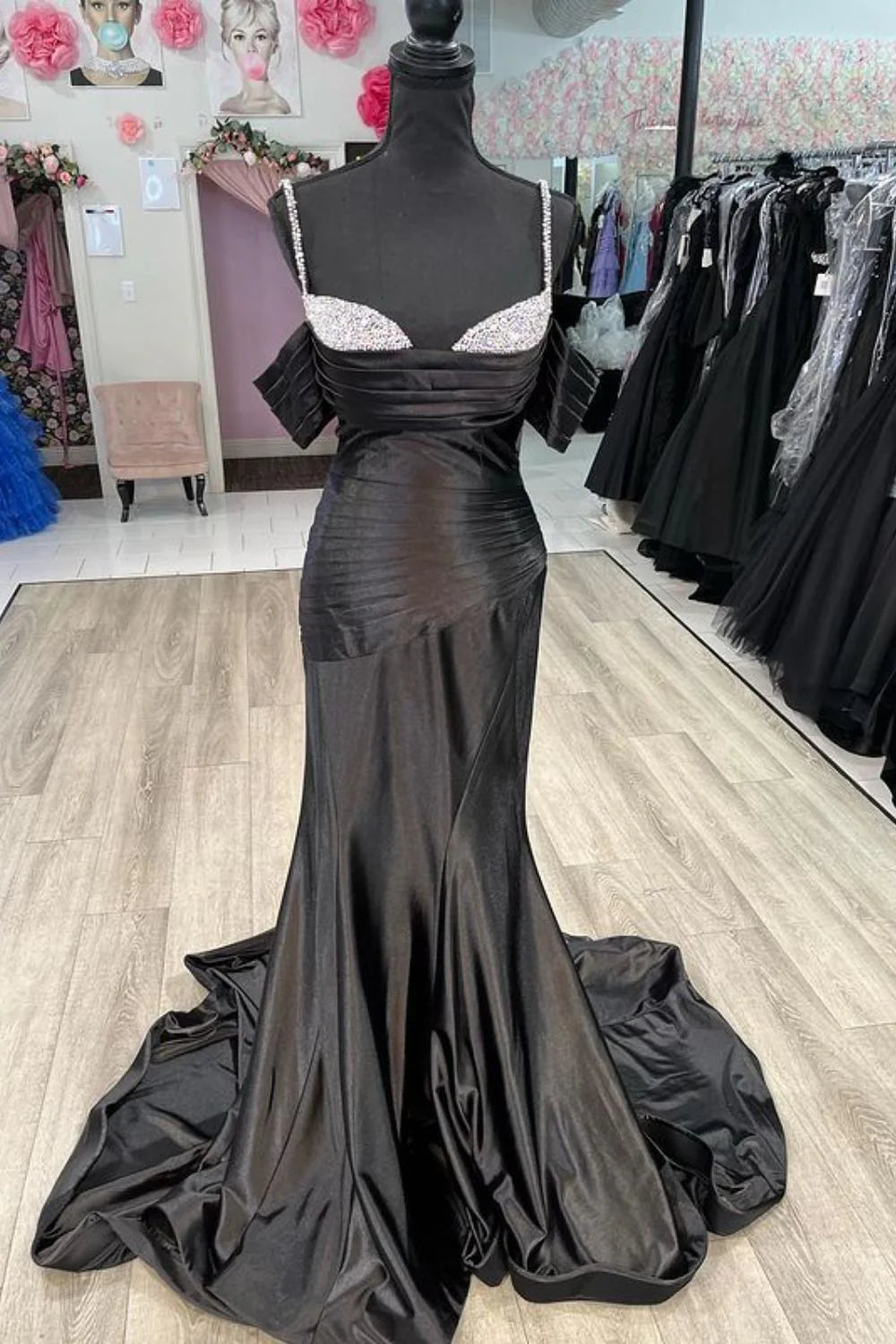 Elegante vestido de fiesta largo estilo sirena con tirantes finos fruncidos y cuentas