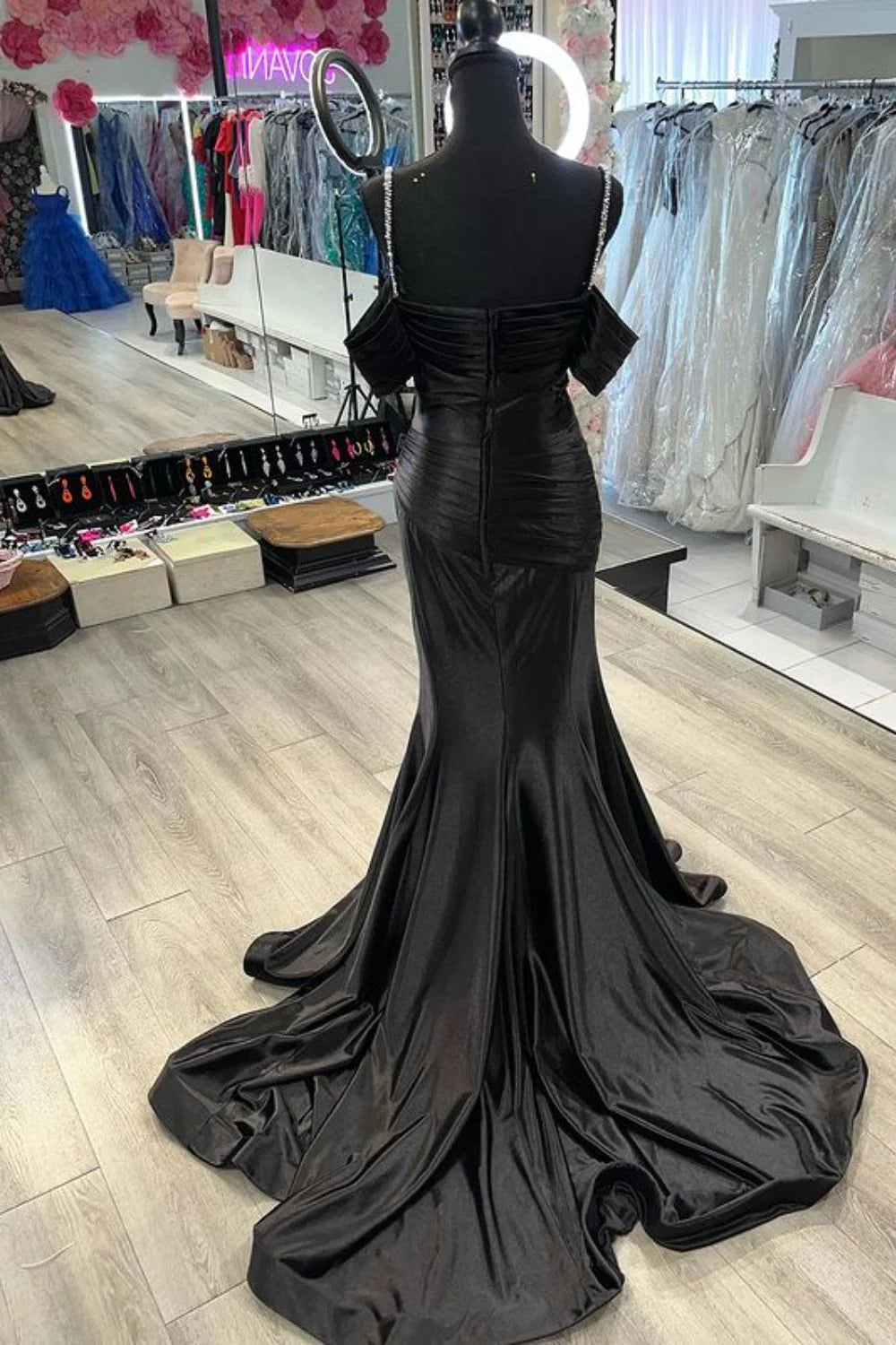 Elegante vestido de fiesta largo estilo sirena con tirantes finos fruncidos y cuentas
