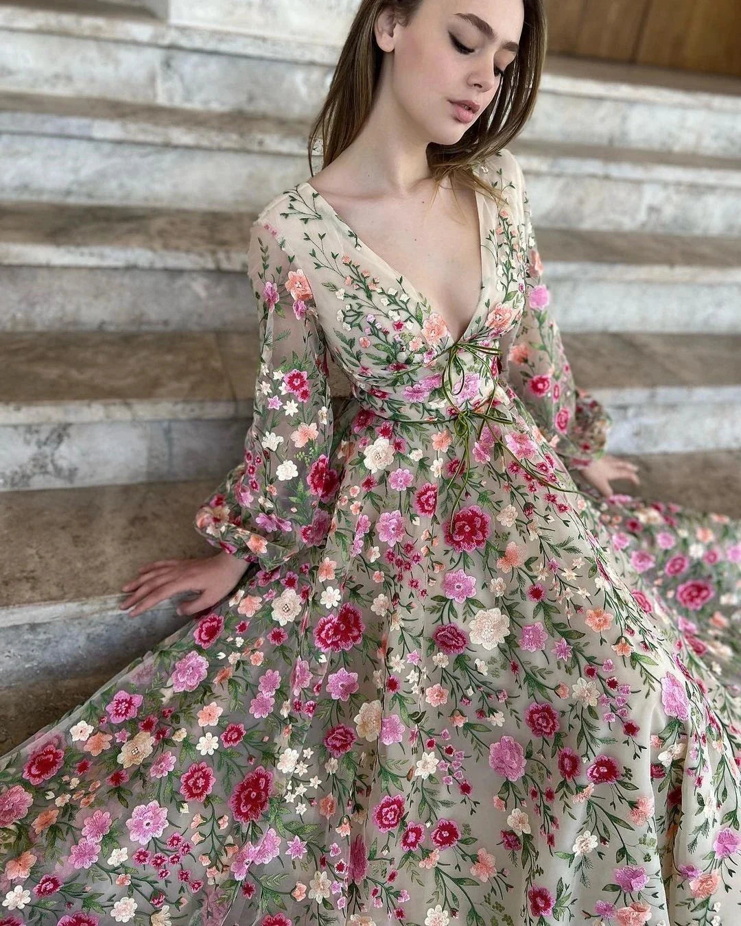 Vestidos de fiesta de corte A con apliques de tul y escote en V con mangas largas