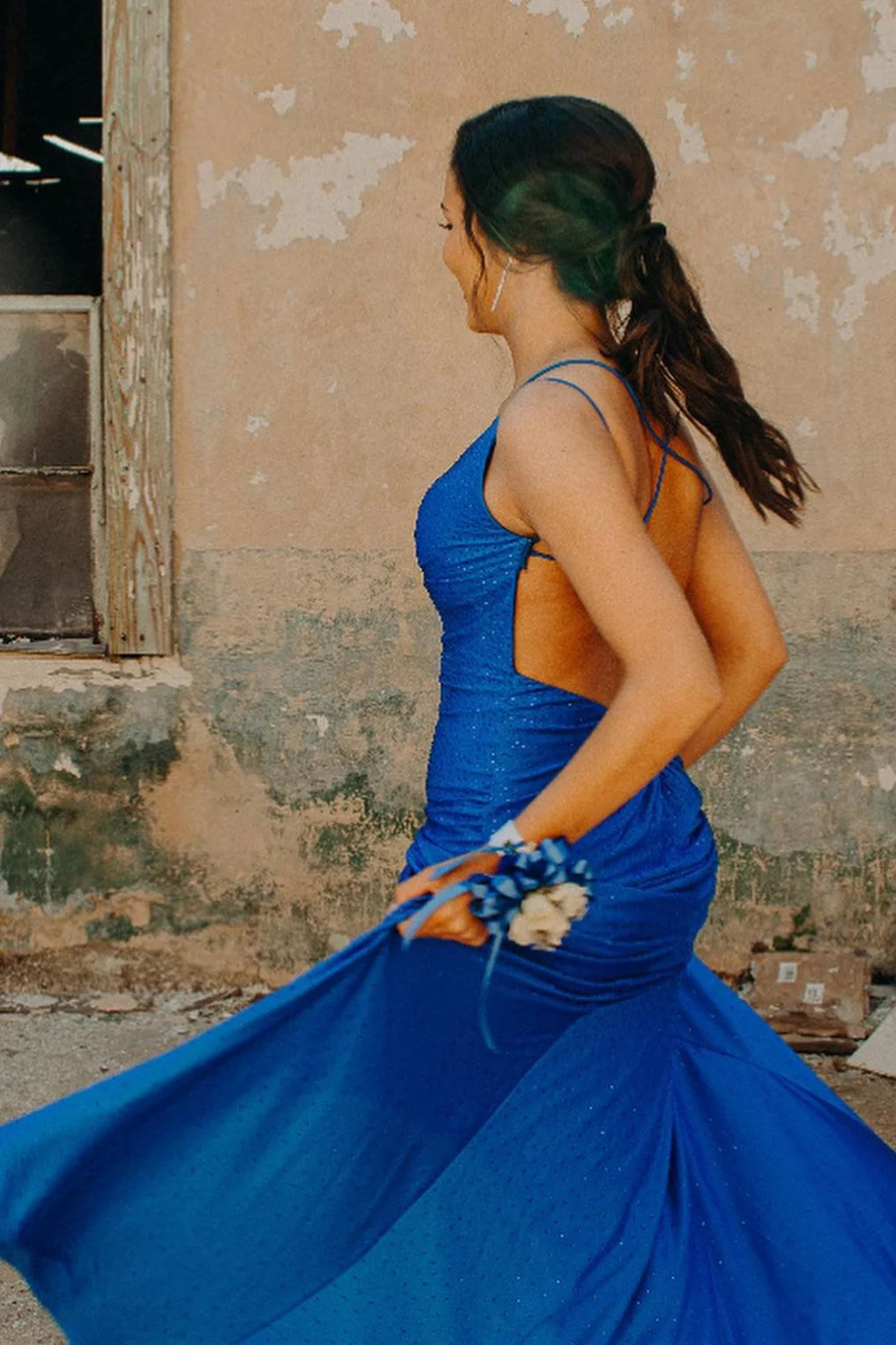 Vestidos de fiesta de satén con tirantes finos y cola larga tipo sirena